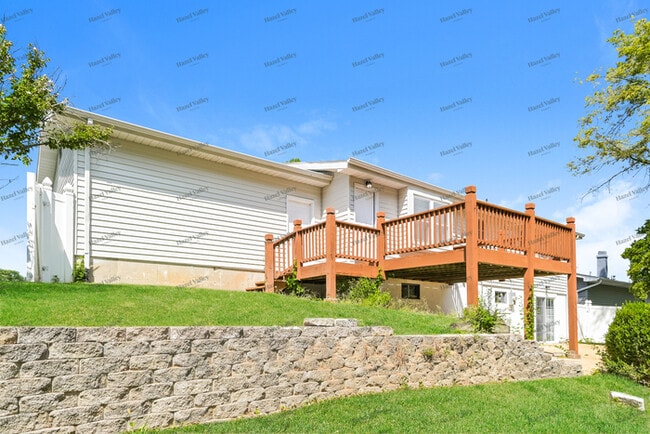 Building Photo - 2950 Aintree Dr