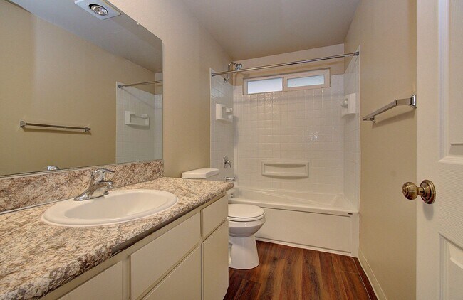 Building Photo - Charming 2-Bedroom Ranch-Style Apartment – Vancouver, WA - Free 1st Months Rent w/ 12 Mth Lease