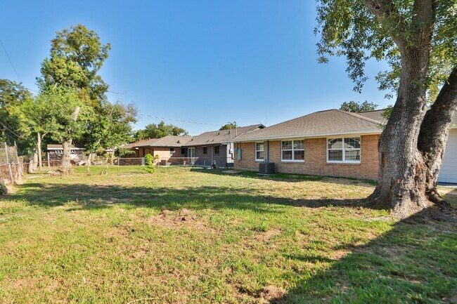 Building Photo - 631 Edgebrook Dr
