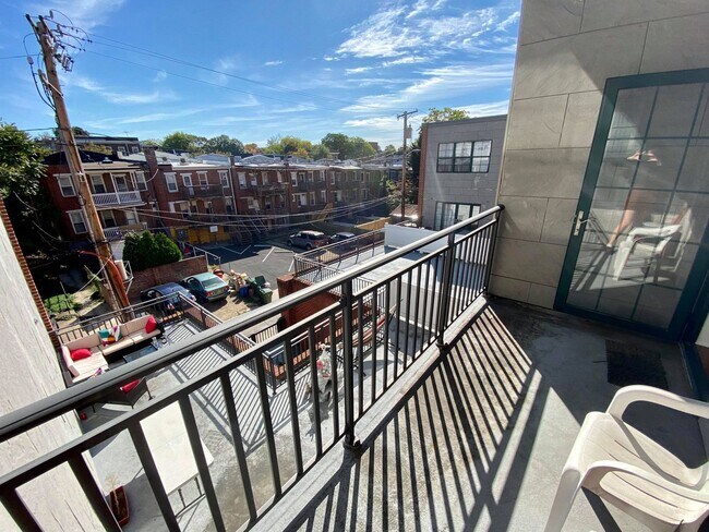 Building Photo - Charming 2Bedroom/2Bath Condo in Heart of ...