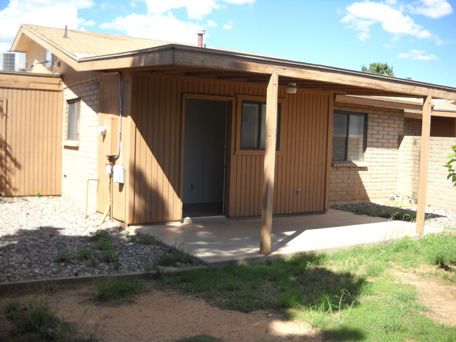 Building Photo - Fresh clean duplex