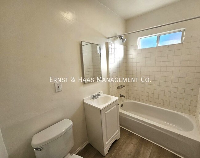 Building Photo - Lovely 1 Bedroom Apartment with Fresh Paint!