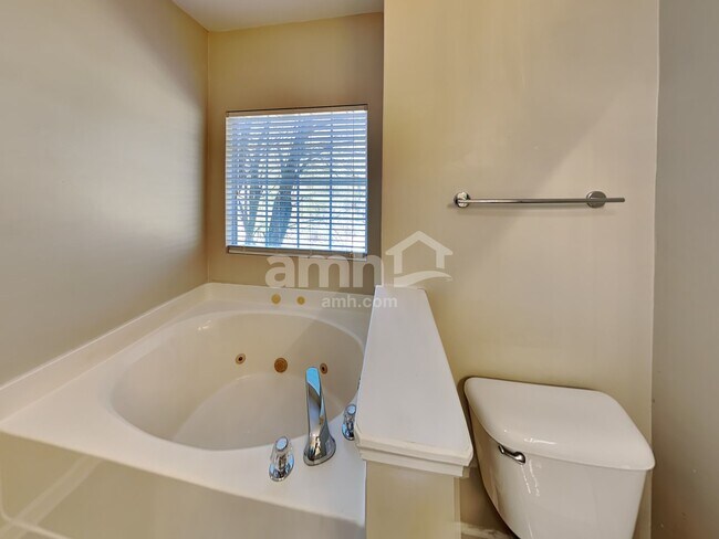 Building Photo - 2300 Devonshire Dr