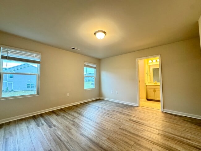 Building Photo - 3 Bedroom Townhome with Garage for Rent