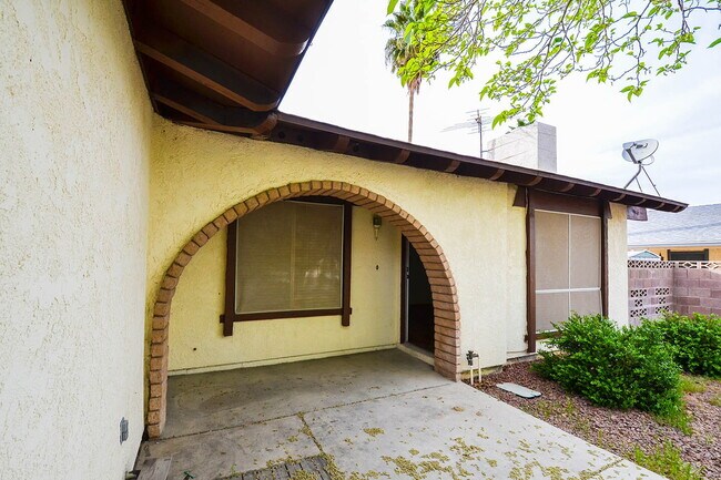 Building Photo - "Charming 3-Bed, 2-Bath Gem in the Heart of Las Vegas - 1311 Sq Ft of Comfort!"