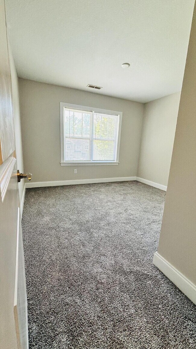Building Photo - "Spacious 3-Bed, 2-Bath Condo Retreat in Fletcher – 1413 Sq Ft of Comfort. With $250 move in spec...
