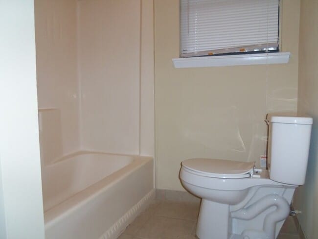 Building Photo - 1091 Kings Mill Run N