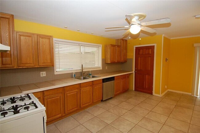 Building Photo - 3922 Safari Ct