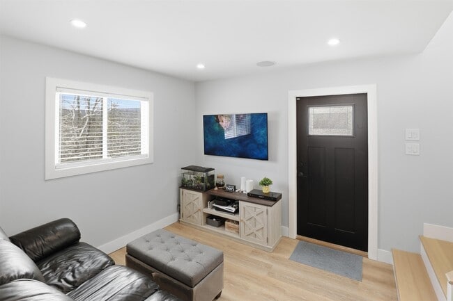 Building Photo - 253 Upper Mad River Rd