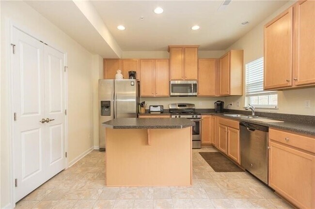 Building Photo - 627 Edison Dr