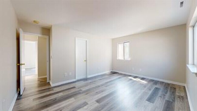 Building Photo - 2 Bedroom 2.5 Bath Townhouse