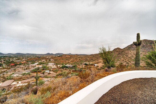 Building Photo - 301 E Jomax Rd