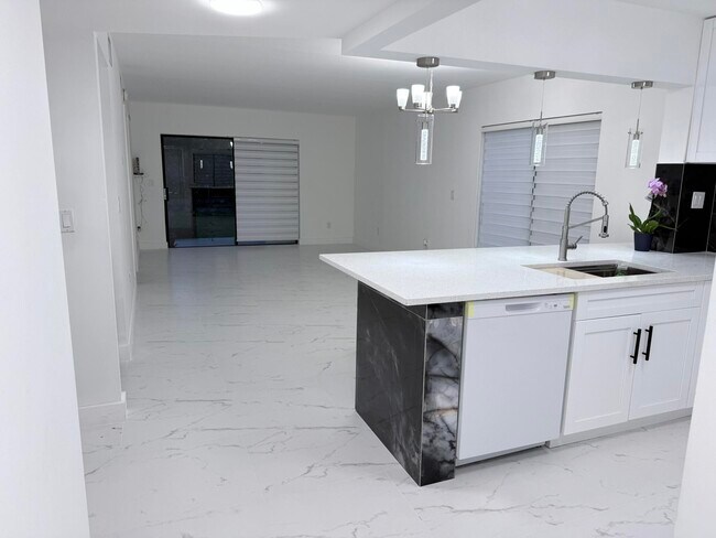 Building Photo - 300 E Club Cir