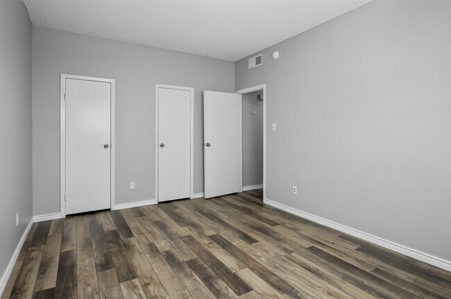 Building Photo - 7065 N Holiday Dr