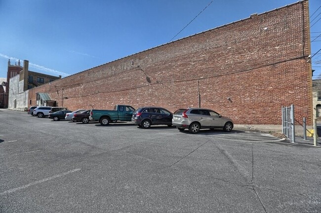 Building Photo - 353 W King St