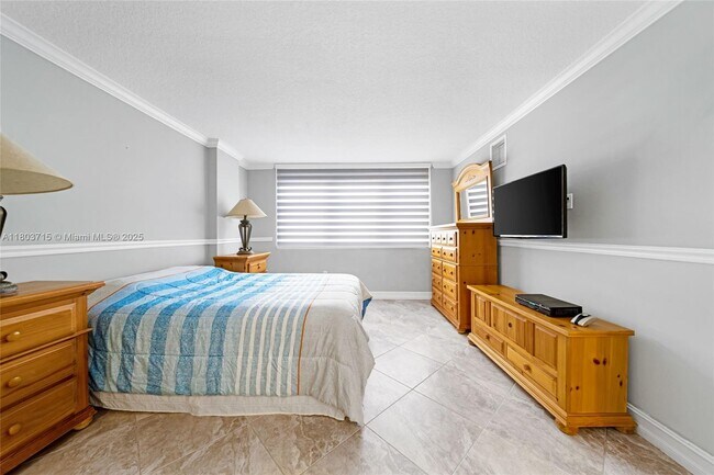 Building Photo - 6917 Collins Ave