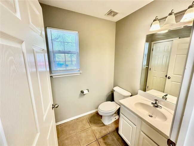 Building Photo - 1431 W Jct St