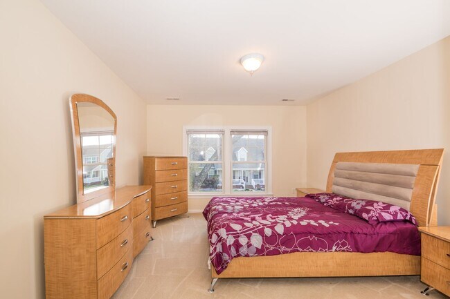Building Photo - Updated Condo in Norfolk