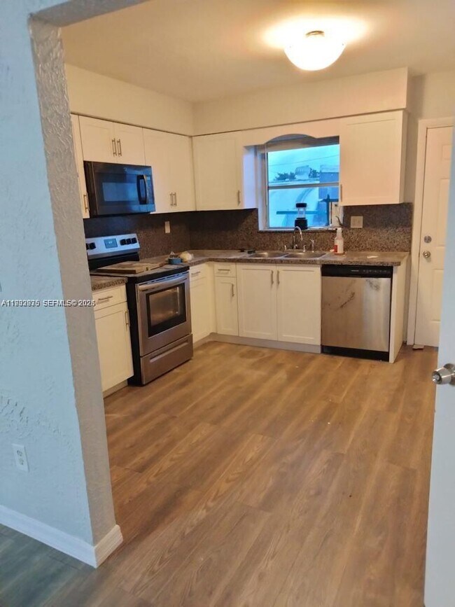 Building Photo - 826 SW 5th Ct