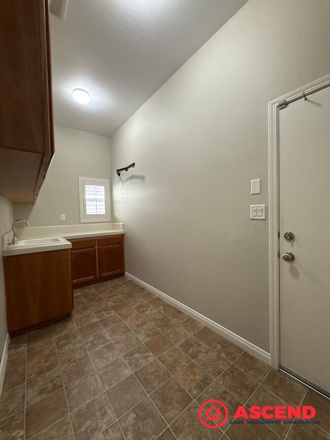 Building Photo - ** Move In Special! **Charming Home in Olive Dr Area!