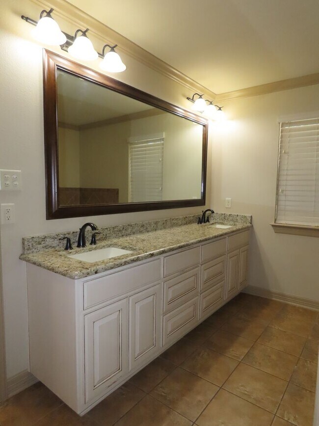 Building Photo - Lindale ISD- Gorgeous 4 Bedroom 2.5 Bathro...