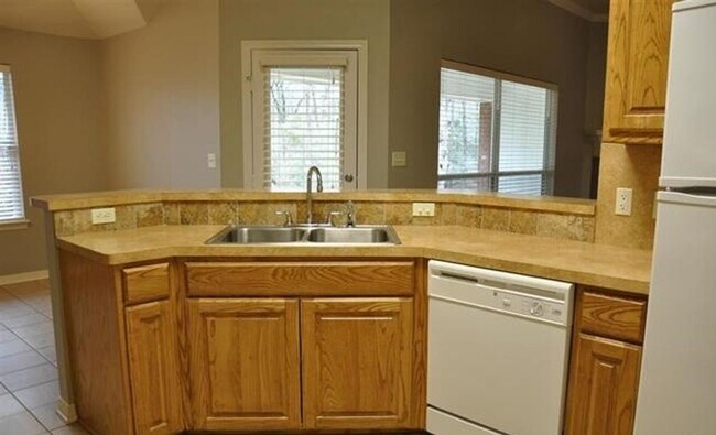 Building Photo - Coming Soon: 3 bedroom 2 bath in South Tyl...