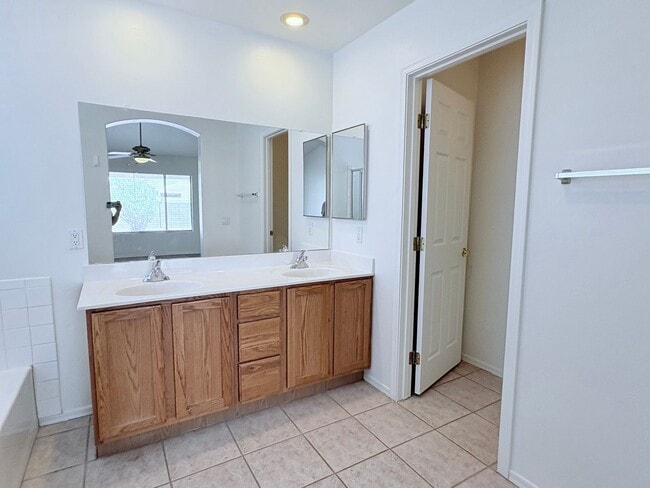 Building Photo - Lovely 3 Bedroom House!