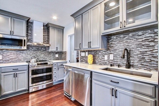 Building Photo - Gorgeous 5 BED + 3.5 Ba in Main House, 1 + 1 in BSMT, 1 + 1 above garage  in the Heart of Downtow...