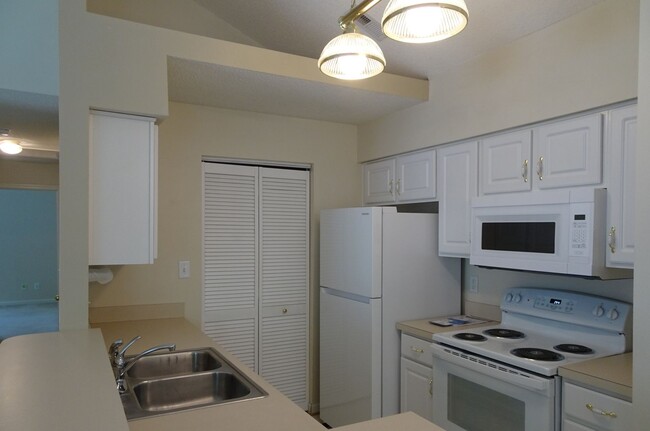 Building Photo - 2 Bedroom 2 bath rental in Bristol Commons...