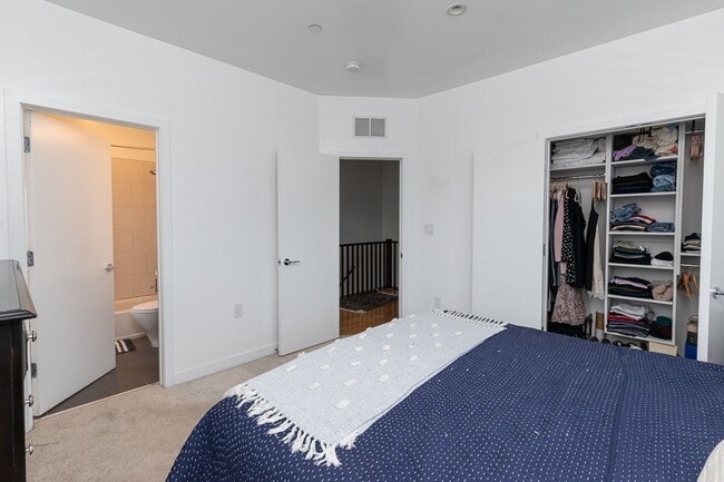 Building Photo - Large Upper Level 2 Bed/2.5 Bath Condo with Parking Near Brookland Metro