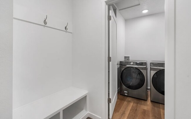 Building Photo - Beautiful 5 bedroom home - Nixa MO