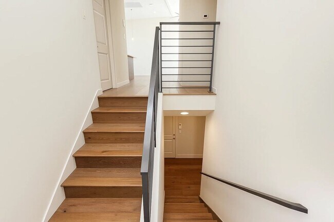 Building Photo - Rare 4-Bedroom Find in Redondo Beach