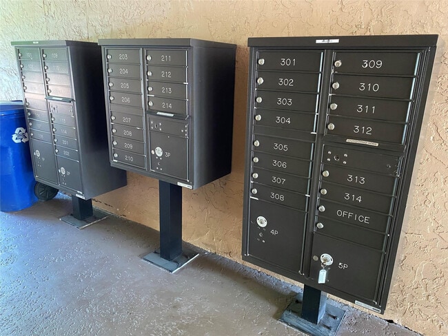 Building Photo - 2700 Coral Springs Dr