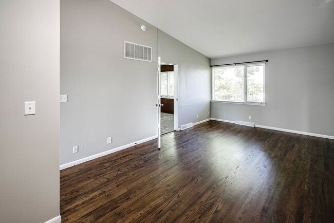 Building Photo - Top-Floor 2-Bedroom Apartment with Vaulted Ceilings!