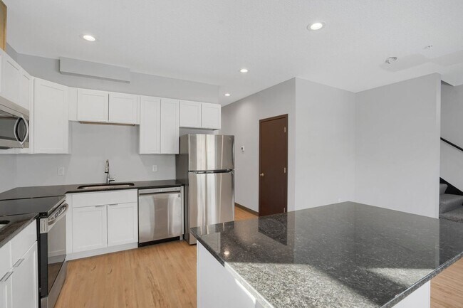 Building Photo - Spacious Brand New 8 Bed + 4 Bath near U of M!