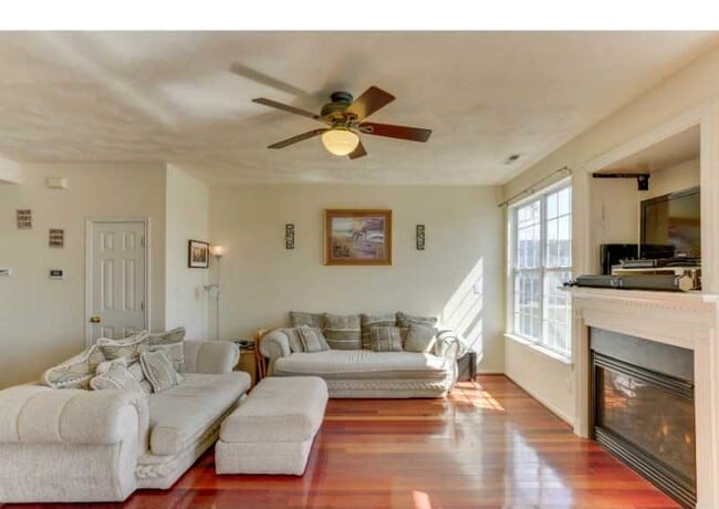 Building Photo - 5236 Summer Crescent