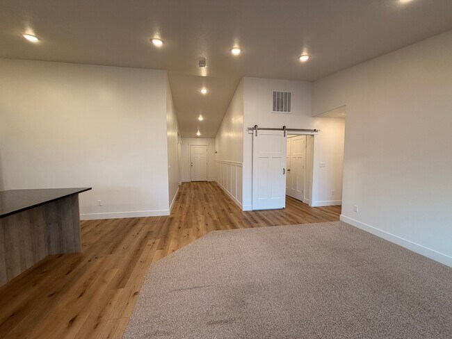 Building Photo - HC 528 C