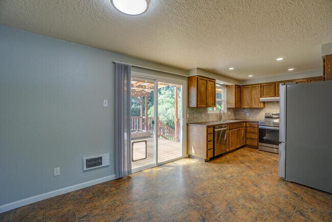 Building Photo - THREE BEDROOM NEAR LENA PARK