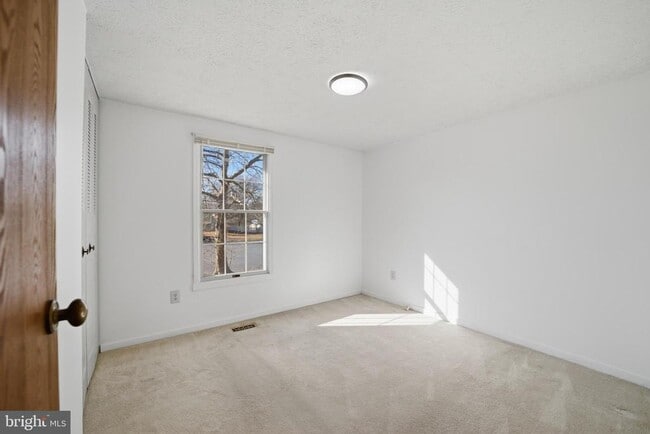 Building Photo - 26 Dover Ln