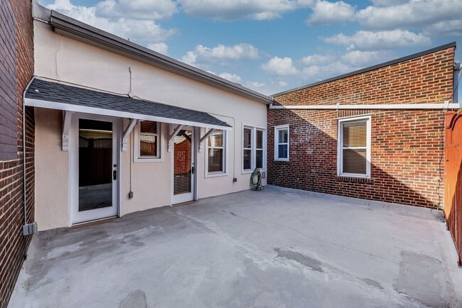 Building Photo - RARE OPPORTUNITY 1,200 SF ± Apartment in T...