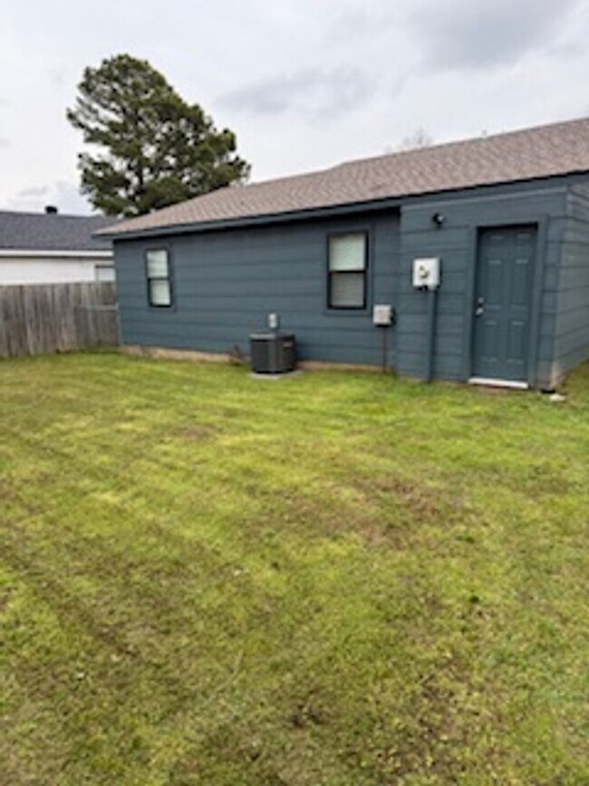 Building Photo - Newly updated with Fresh Paint/Flooring and Appliances