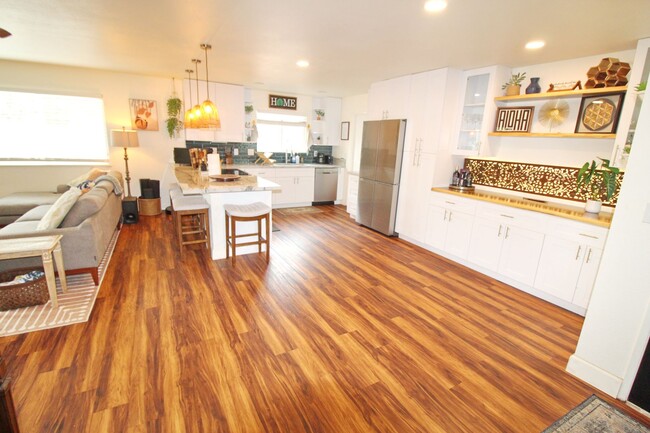 Building Photo - Standalone, Remodeled, Tastefully Furnishe...