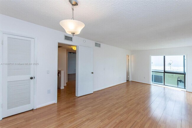 Building Photo - 3862 NE 171 St