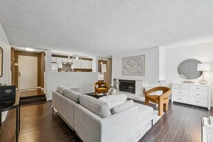 Building Photo - 2500 W Manor Pl