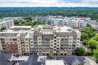 Building Photo - Fully Furnished 2/2 Condo in West Campus