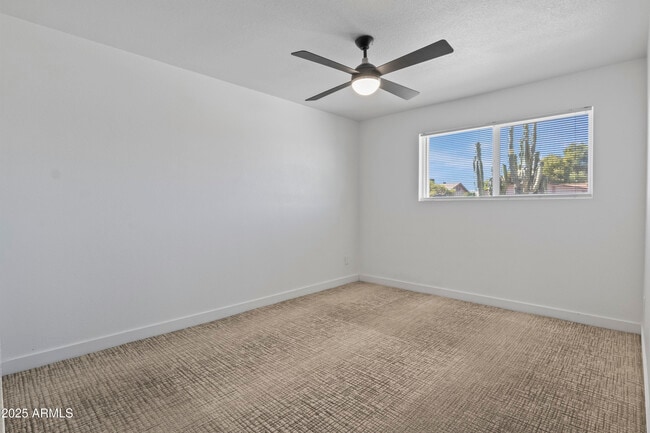 Building Photo - 2166 E Greenway Dr