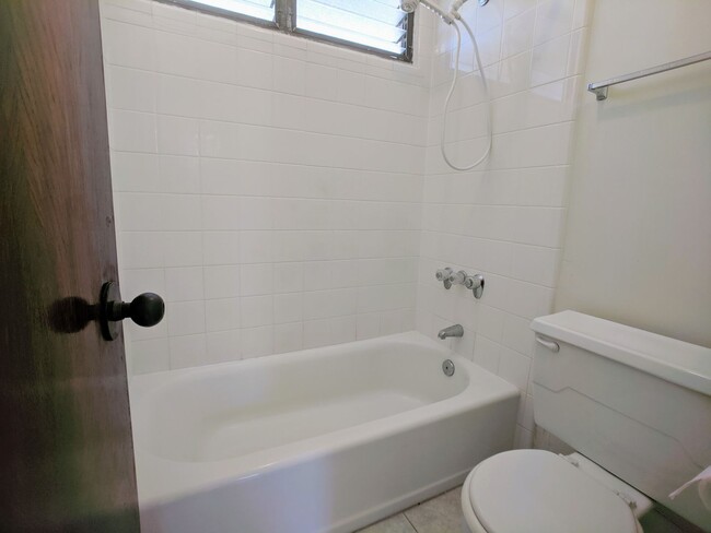 Building Photo - One Bed One Bath One Parking Makiki Close ...