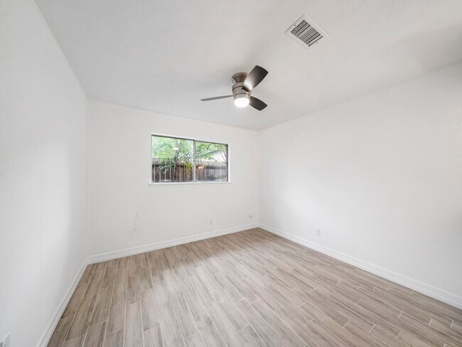 Building Photo - 1610 Crestdale Dr