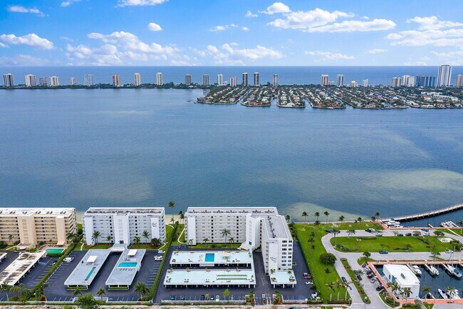 Building Photo - 301 Lake Shore Dr