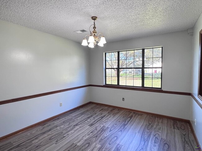 Building Photo - 111 Rainbow Ave